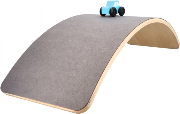 Tavola di equilibrio con felpa, macchinina e strada