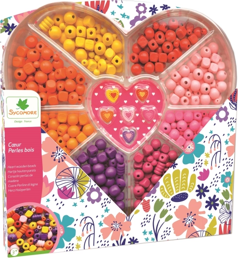 Perline di legno in una scatola a forma di cuore