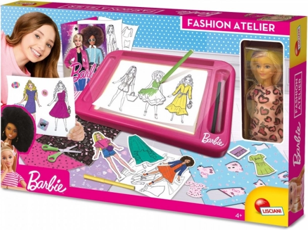 Atelier di moda con la bambola Barbie