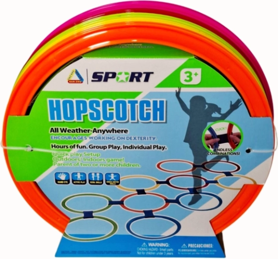 Gioco motorio colorato con cerchi per saltare e costruire percorsi