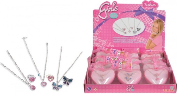 Anello e collana in una scatola a forma di cuore