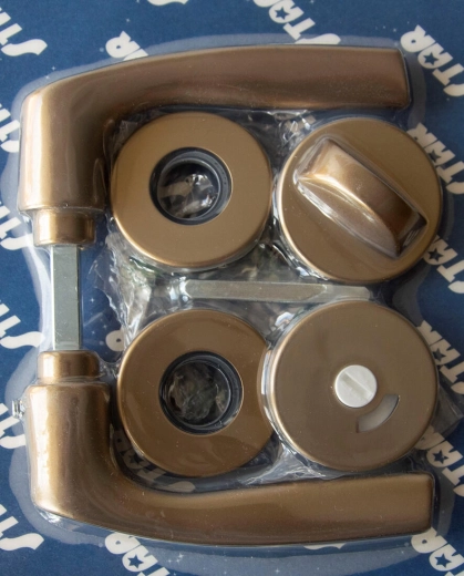 Maniglia per porte MONET su rosetta, WC, finitura bronzo anodizzato