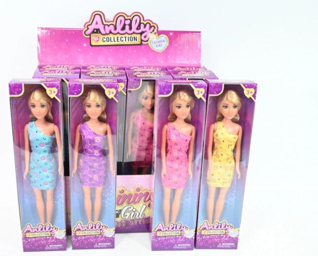 Bambola con abiti colorati
