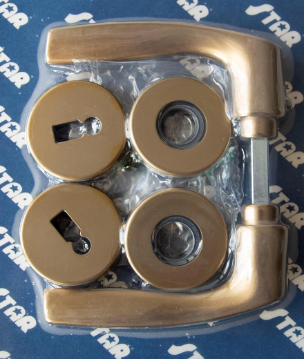 Maniglia per porta MONET con rosetta F4, chiave, anodizzazione bronzo