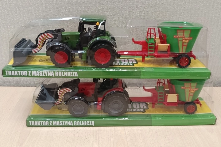Trattore con macchina agricola