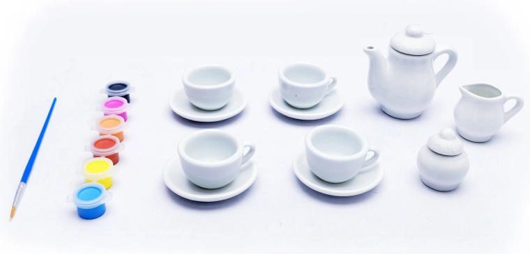 set creativo per dipingere il servizio da tè