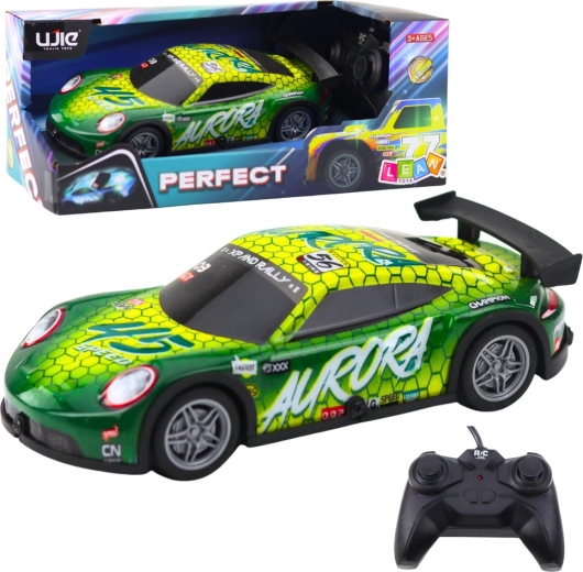 Auto da corsa RC con carrozzeria luminosa, verde