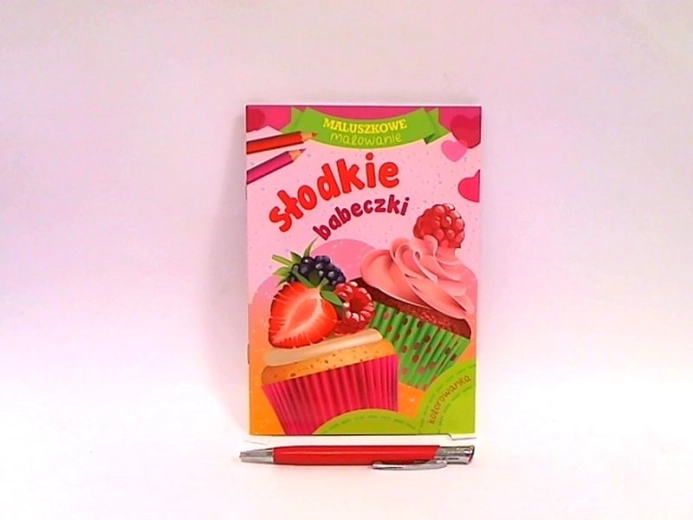 Libro da colorare con dolci cupcake e matite colorate