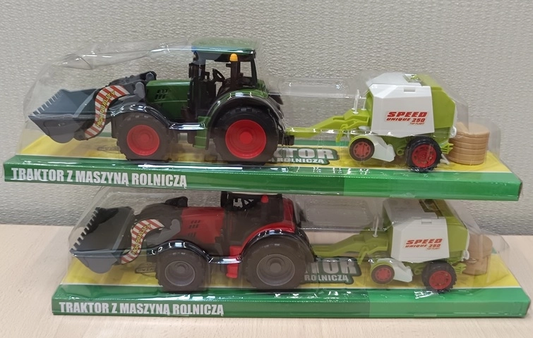 Trattore con macchina agricola