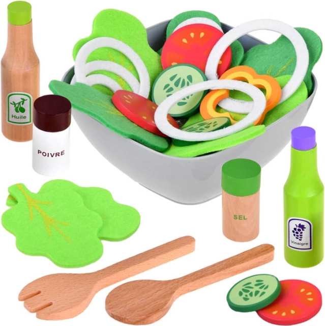 Set divertente per preparare l’insalata con ingredienti in legno e tessuto