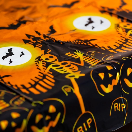 Tovaglia di Halloween con effetto alluminio 137 × 183 cm – lapide