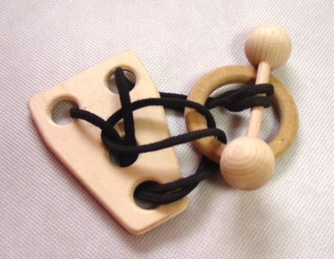 Rompicapo in legno a forma di bilanciere