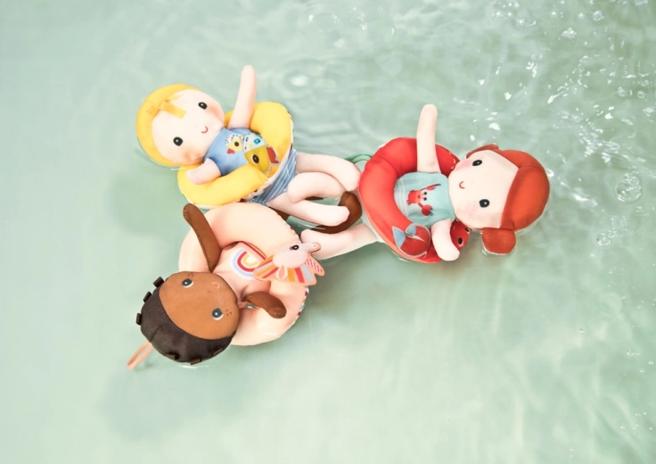 Bambola da bagno Lilliputiens Axelle con salvagente a forma di granchio