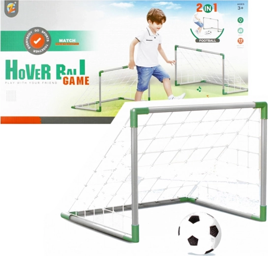 Porta da calcio con palloni e pompa
