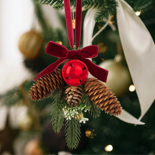 Decorazione natalizia per porta con albero, pigna e pallina rossa
