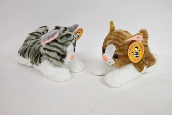 Gattino di peluche tigrato sdraiato