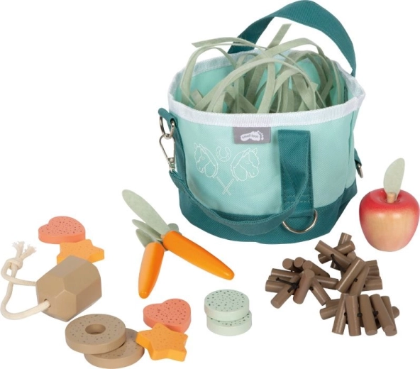 Set per nutrire i cavalli con mangime e snack
