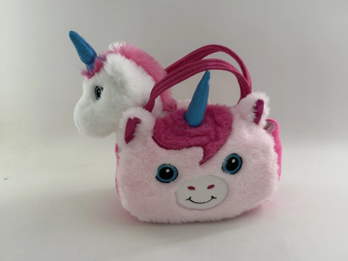 Unicorno di peluche in una borsetta a forma di unicorno