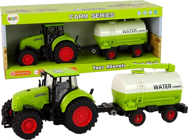 Trattore verde con rimorchio su grandi ruote