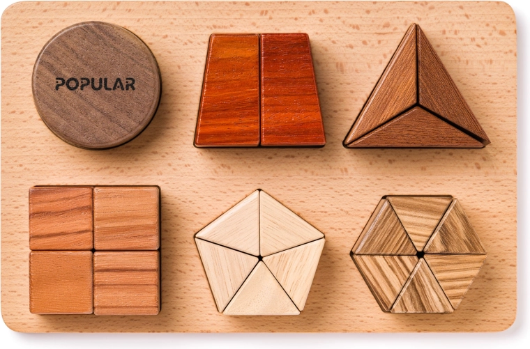 Puzzle a incastro in legno – forme sulla tavola