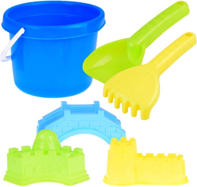 Set da spiaggia per la sabbia con secchiello, paletta, rastrello e formine