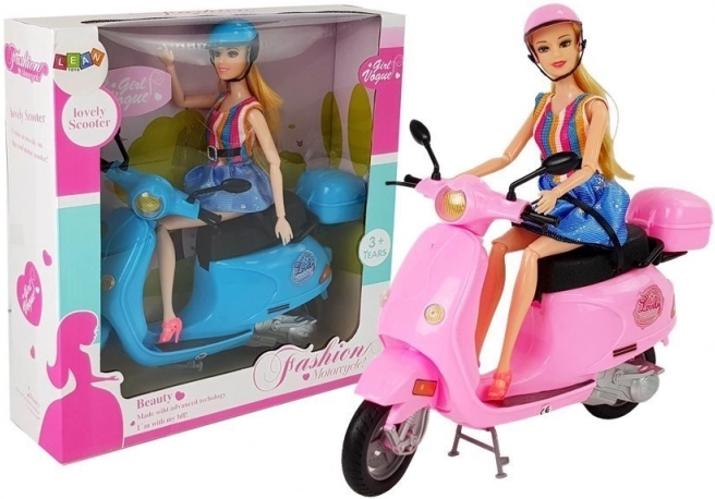 Bambola su scooter rosa con casco, capelli lunghi