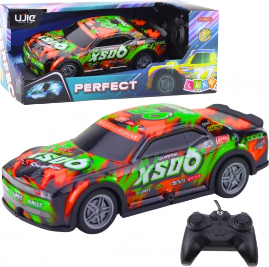 Auto da corsa RC con carrozzeria luminosa arancione‑verde