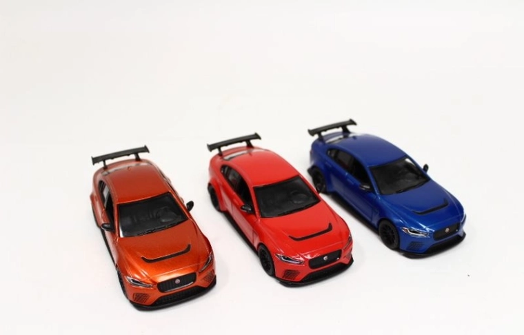 Modellino di auto Jaguar XE SV Project 8 con proiettore, 4x4 - 1 pezzo