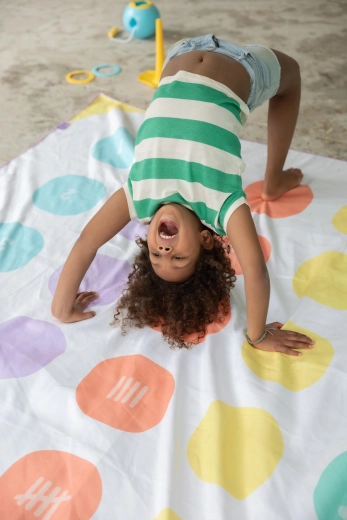 Quut asciugamano per bambini e tappetino da gioco 2 in 1 con gioco di equilibrio XL 180 × 180 cm