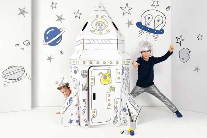 Grande razzo spaziale di cartone