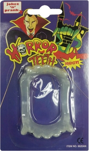 Denti da vampiro luminosi al buio