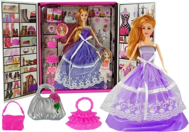 Bambola con abito viola e accessori – borse, gioielli e décolleté