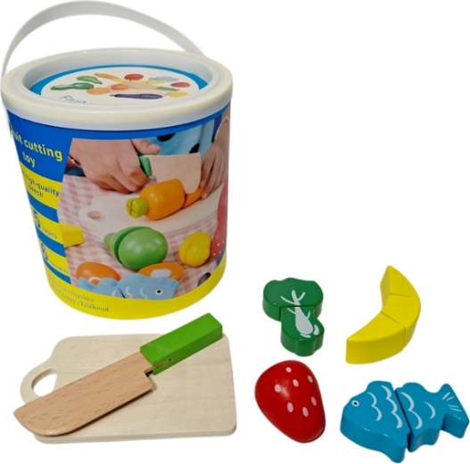 Set di alimenti in legno nel secchiello per tagliare