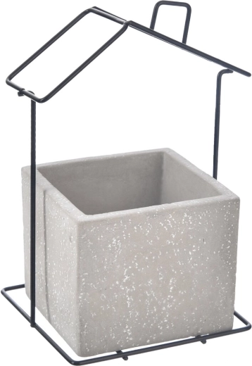 Vaso a forma di casetta in cemento e metallo grigio