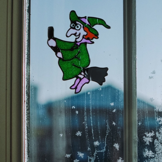 Decorazione per finestra di Halloween con strega glitterata
