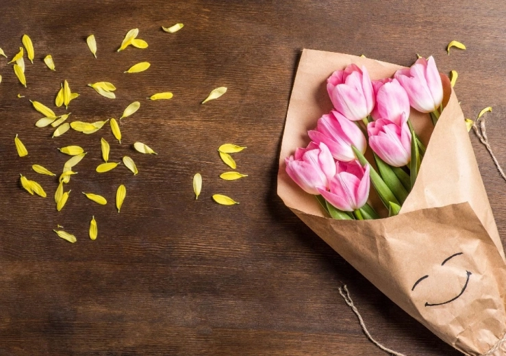 Busta colorata C6 con motivo di tulipani