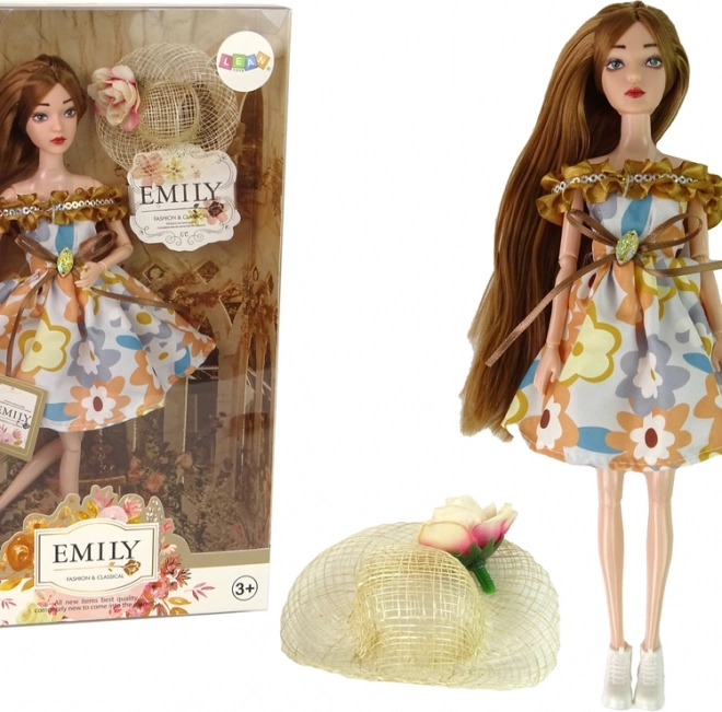 Bambola Emily con cappello autunnale e lunghi capelli castani
