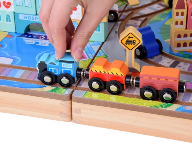 Treno in legno con set di blocchi città e valigetta per bambini