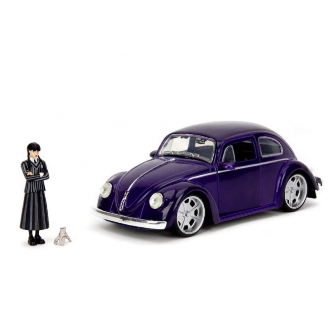 Volkswagen Maggiolino 1972 con figura di Wednesday