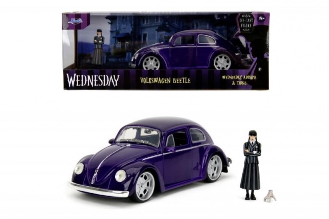 Volkswagen Maggiolino 1972 con figura di Wednesday