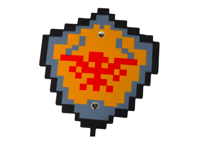 Scudo con presa salda e design pixel evidente