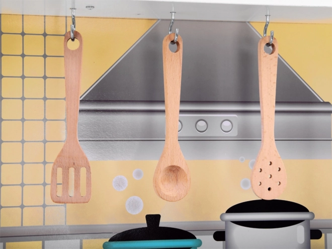 Grande cucina in legno con frigorifero e forno