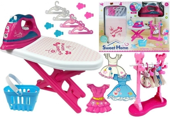 Set da stiro rosa con ferro da stiro e appendini