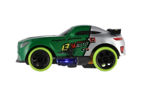 Auto da corsa RC verde con luci