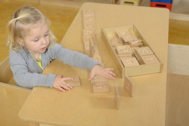 Gioco Sensoriale in Legno Masterkidz Riconosci Lettere, Numeri e Forme