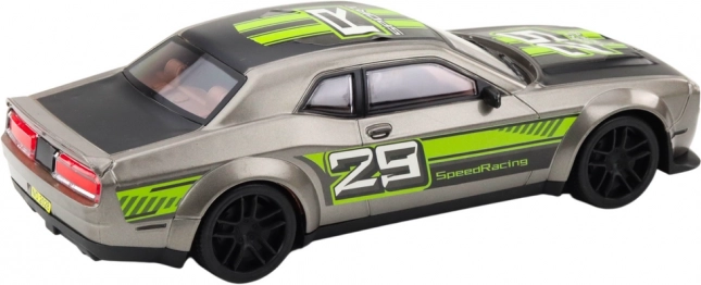 Auto sportivo con trazione posteriore argento-verde