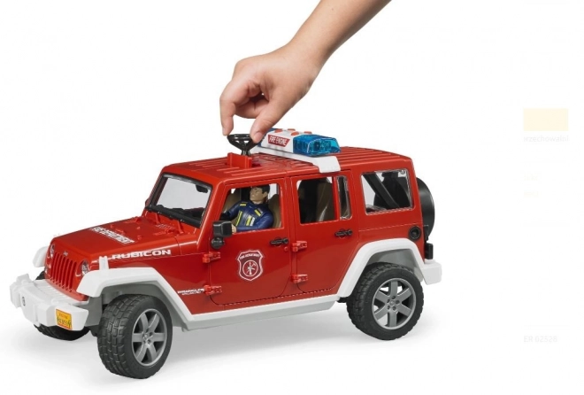 Jeep antincendio rosso con pompiere e accessori