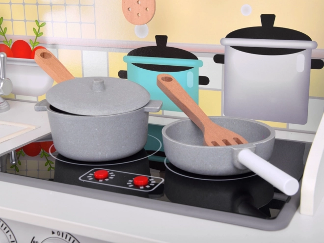 Grande cucina in legno con frigorifero e forno