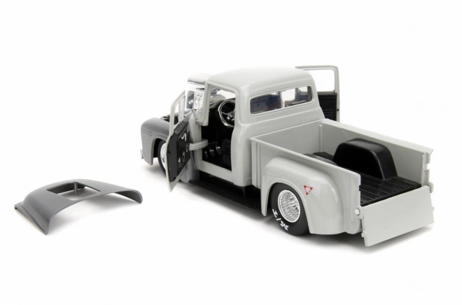 Camioncino Ford 1956 1:24 di Street Fighter di Jada Toys