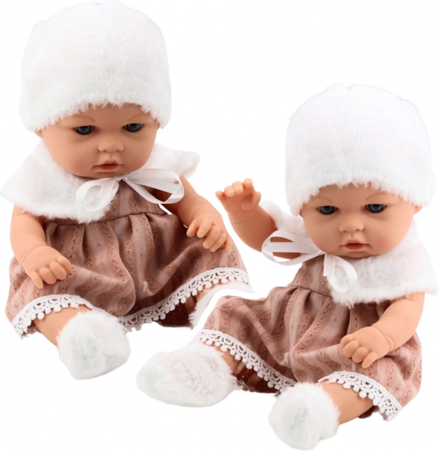 Bambola bebè in vestito beige con berretto e colletto